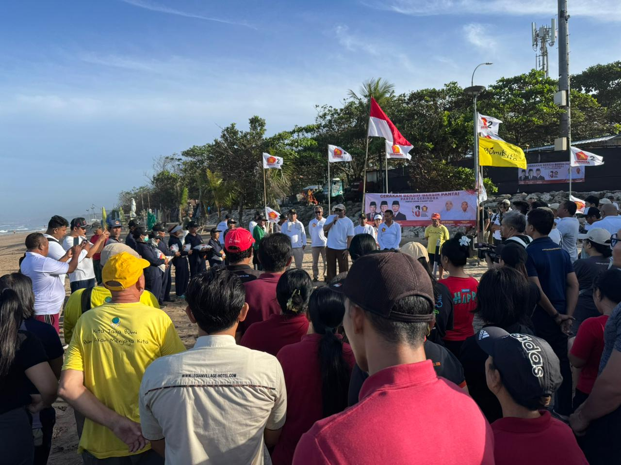 BERSIH SAMPAH: Ratusan kader Partai Gerindra Bali menggelar aksi bersih-bersih pantai di kawasan Pantai Gapura Padma, Legian, Badung, Jumat (6/3)