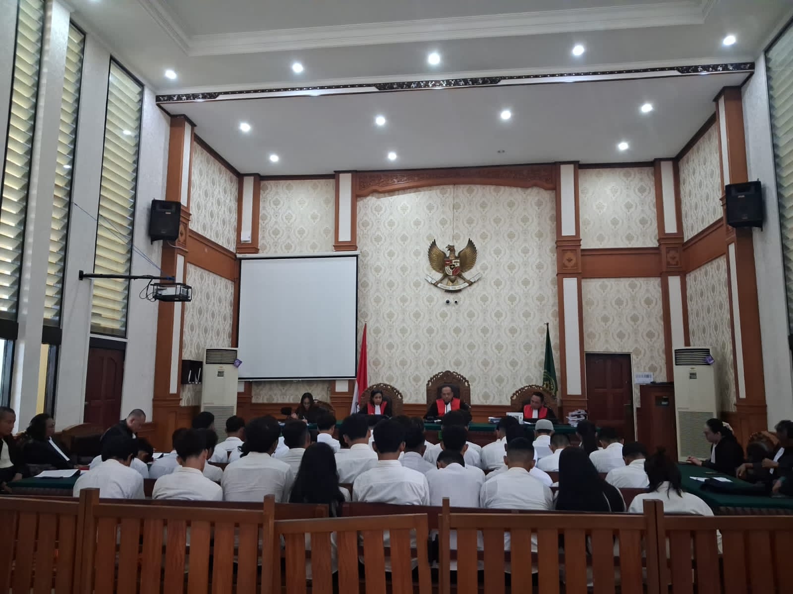 38 terdakwa Love Scamming menjalani sidang putusan di PN Denpasar. (Bali Express/Istimewa)
