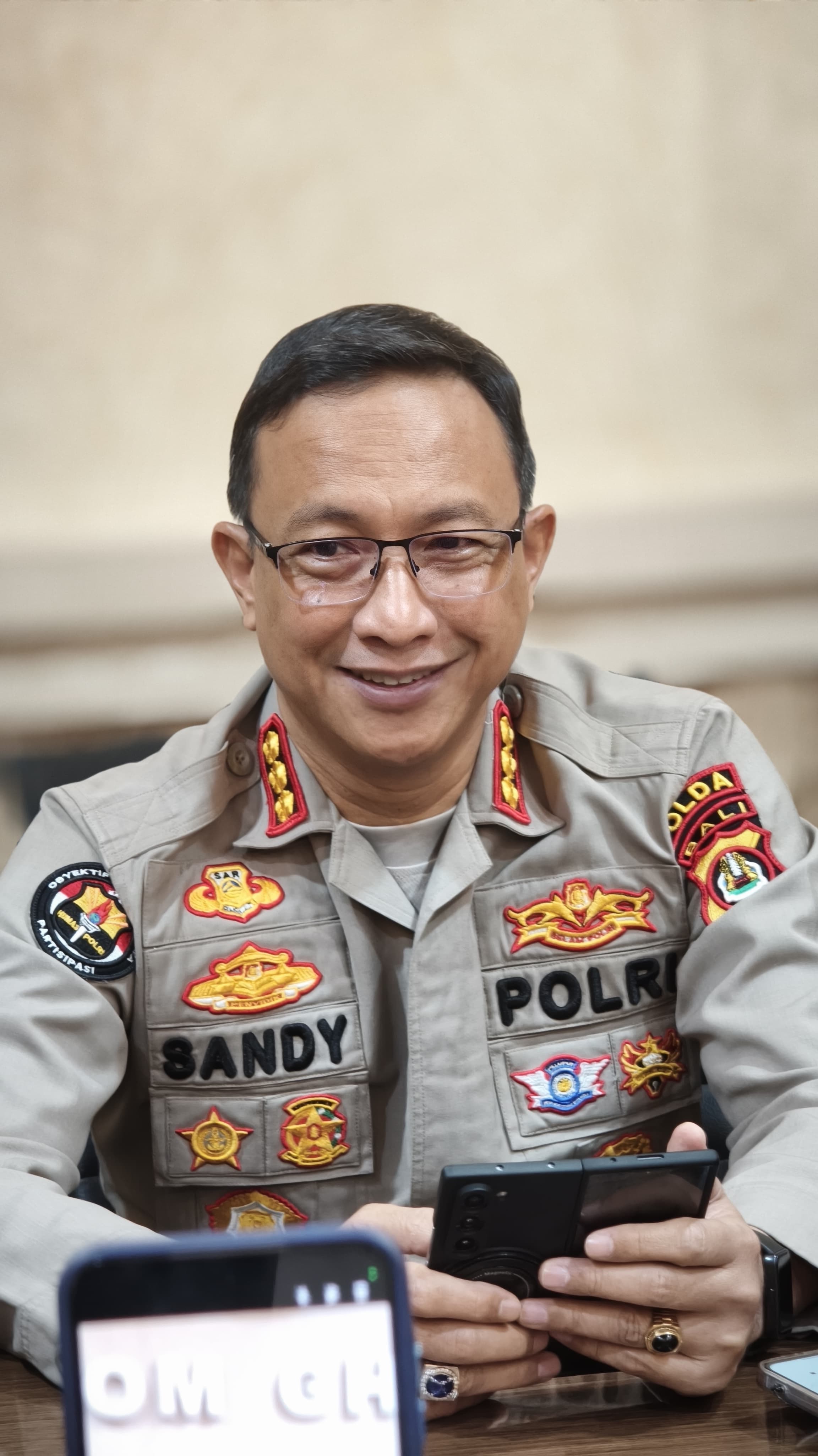 Kabid Humas Polda Bali Kombespol Ariasandy menjelaskan terkait identitas korban penculikan yang terbukti adalah Ihor Komarav. (Bali Express/I Gede Paramasutha)