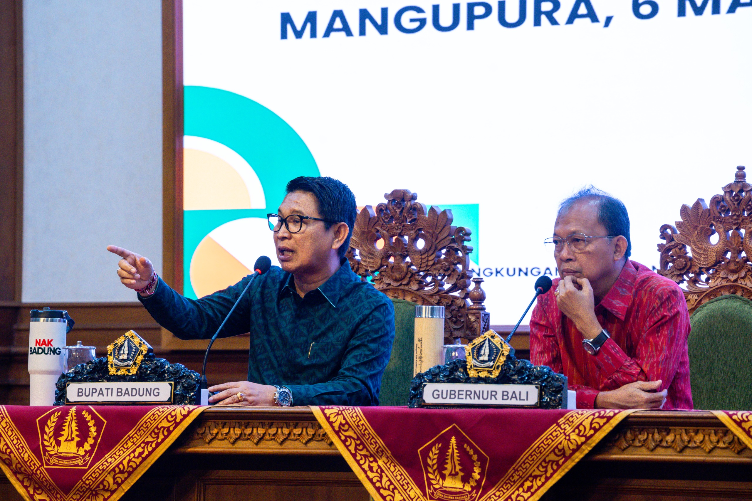 Bupati Adi Arnawa saat mengikuti Rakor Percepatan Penanganan Persampahan di Kabupaten Badung yang dipimpin langsung oleh Gubernur Bali I Wayan Koster di Puspem Badung, Jumat (6/3).