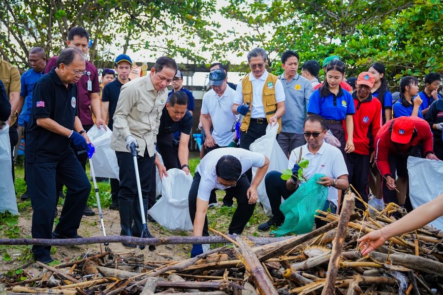 Bupati Adi Arnawa bersama Ketua TP PKK Nyonya Rasniathi Adi Arnawa saat mengikuti Korve Aksi Bersih sampah di Pantai Jimbaran, Kelurahan Jimbaran, Kuta Selatan, Kamis (5/3/2026). 