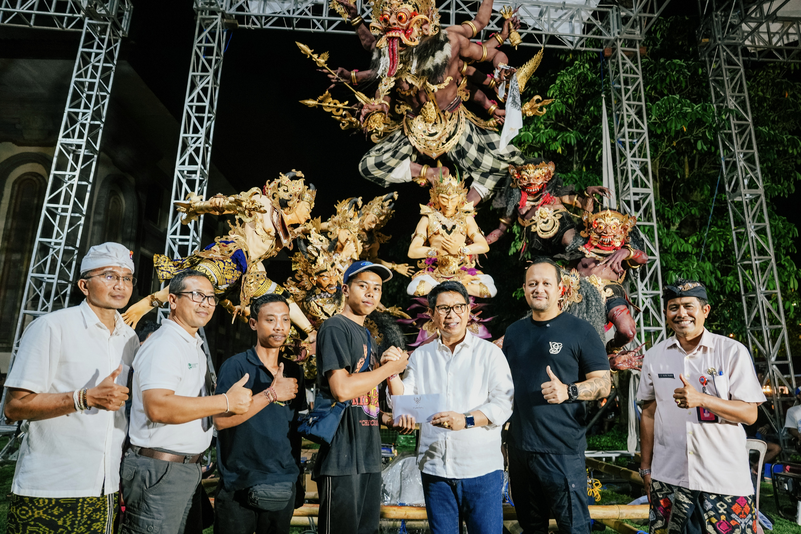 Bupati Adi Arnawa bersama Wabup Bagus Alit Sucipta saat meninjau langsung kesiapan Badung Caka Fest, di area Balai Budaya Giri Nata Manda, Kamis (5/3).