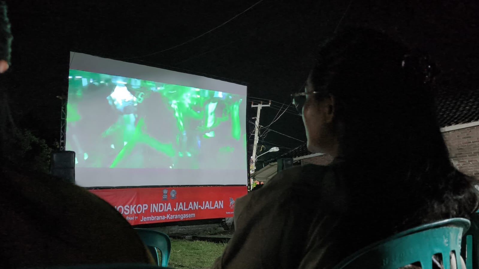 Penonton sedang menikmati pemutaran film India dalam program Bioskop India Jalan-jalan dari Konsulat Jenderal India di Bali. 