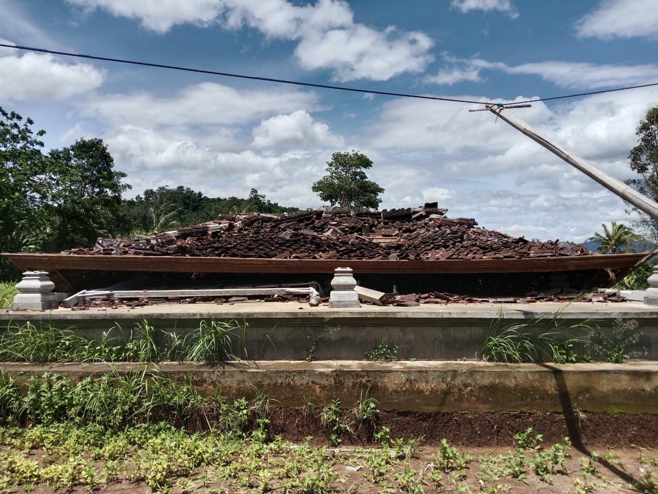 Bale Pesandekan di Setra Desa Aan, Kecamatan Banjarangkan, Klungkung, roboh, Kamis (5/3/2026).  