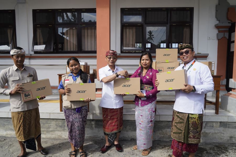Bupati Klungkung I Made Satria (tengah) menyerahkan bantuan sarana belajar berbasis teknologi, Kamis (5/3/2026).