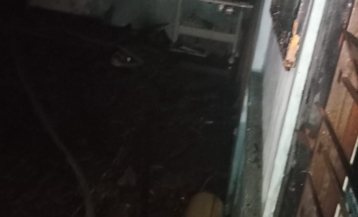 Penanganan kebakaran rumah warga di Kelurahan Baler Bale Agung, Kecamatan Negara, Jembrana, Kamis (5/3/2026)