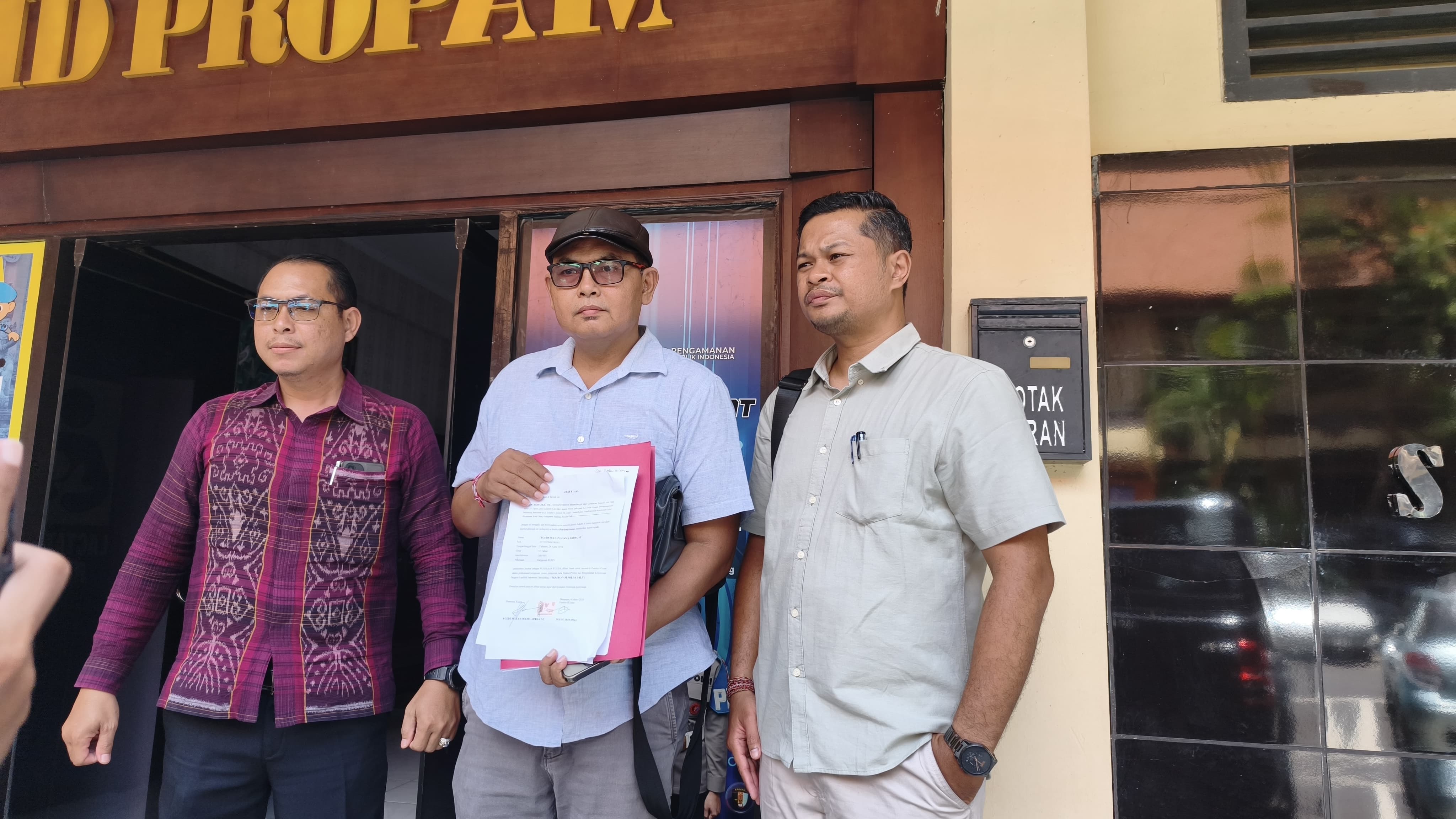 Perwakilan keluarga dan kuasa hukum melaporkan penyidik Polres Badung ke Propam Polda Bali. (Bali Express/I Gede Paramasutha)