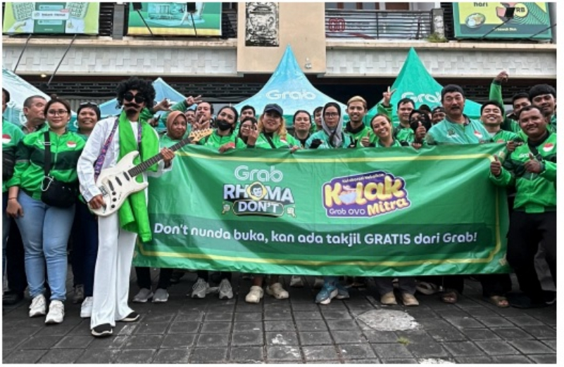Kebersamaan Mitra Pengemudi Grab dalam kegiatan KOLAK Mitra. Mereka membagikan 800 takjil gratis kepada pengguna jalan di beberapa titik di Bali. 