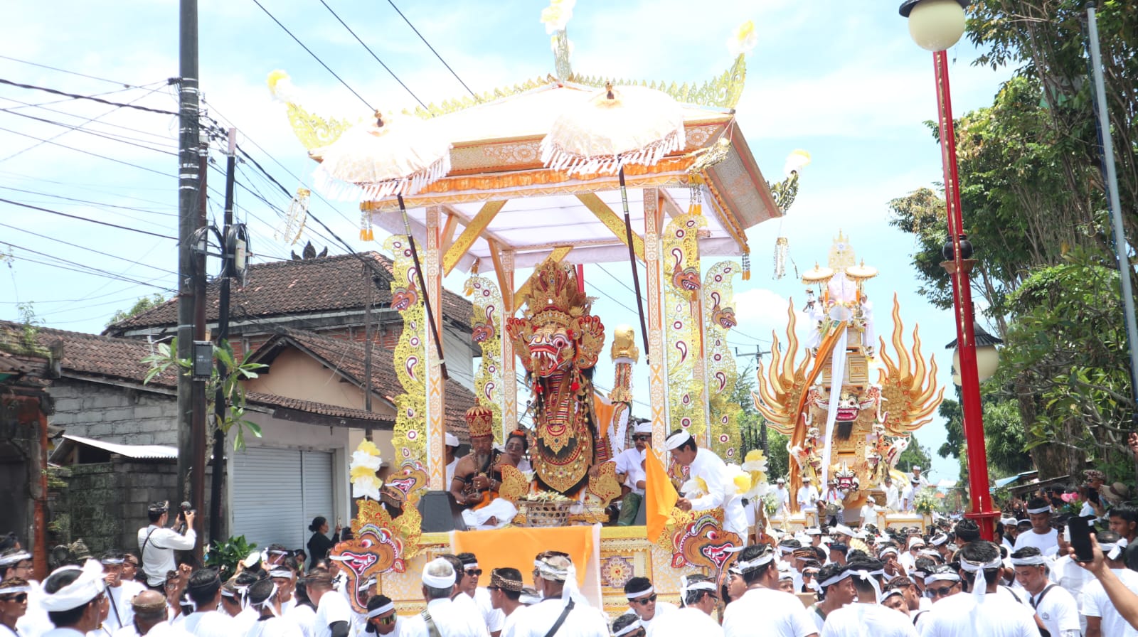PELEBON : Puncak pelebon Ida Bhagawan Blebar di Puri Agung Gianyar, Sabtu (7/3). 