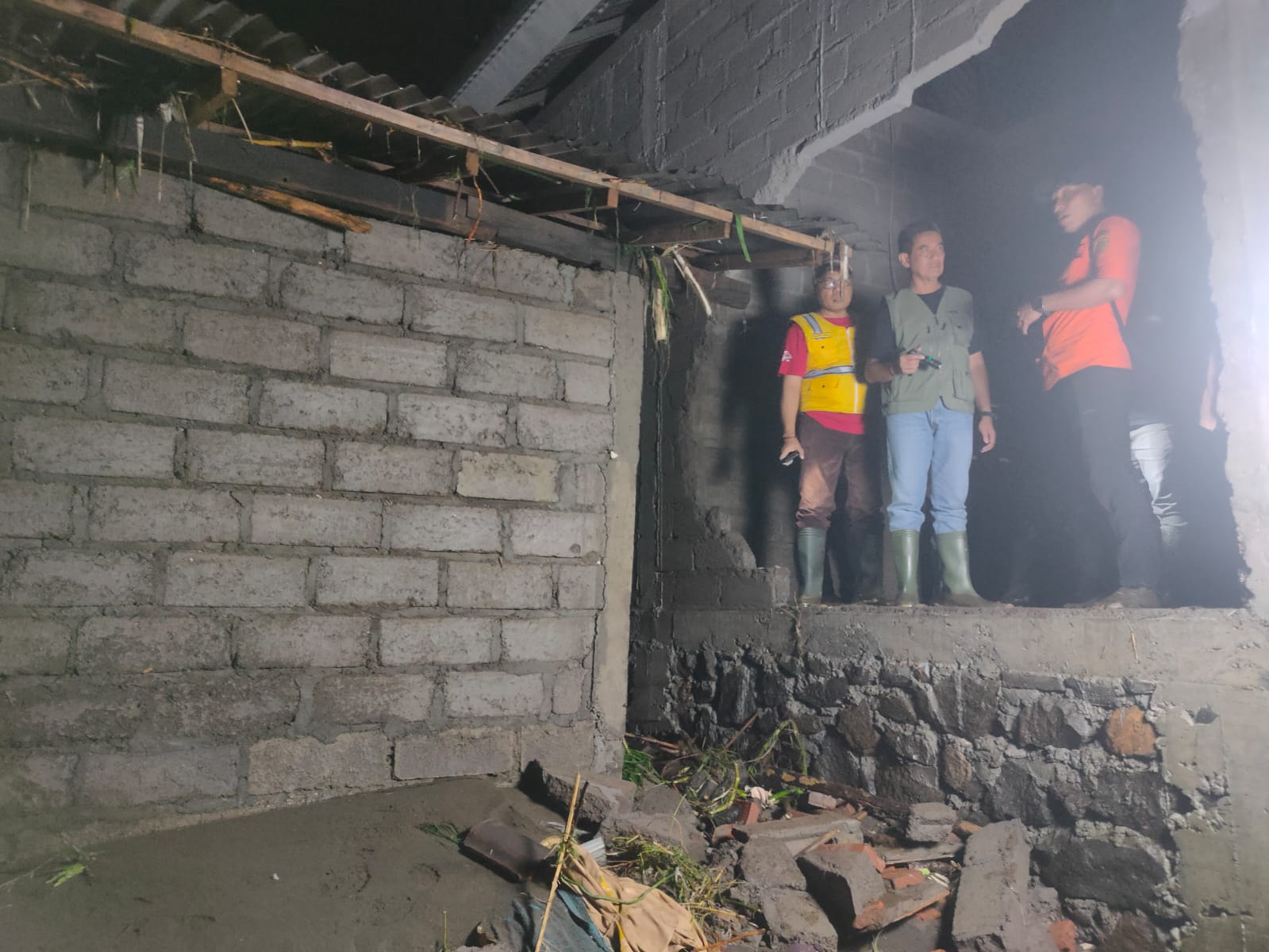 Wakil Bupati Buleleng, Gede Supriatna meninjau lokasi banjir bandang di Desa Banjar, Buleleng.