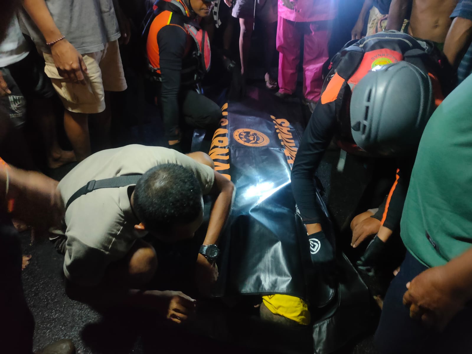 Upaya pencarian korban yang hanyut terseret arus banjir di desa Banjar, Buleleng.