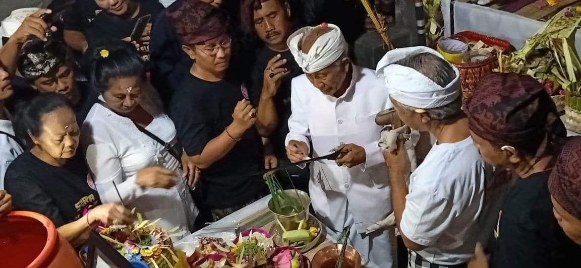 Keris Ki Lebah Pangkung sedang dibersihkan dan dipasupati.