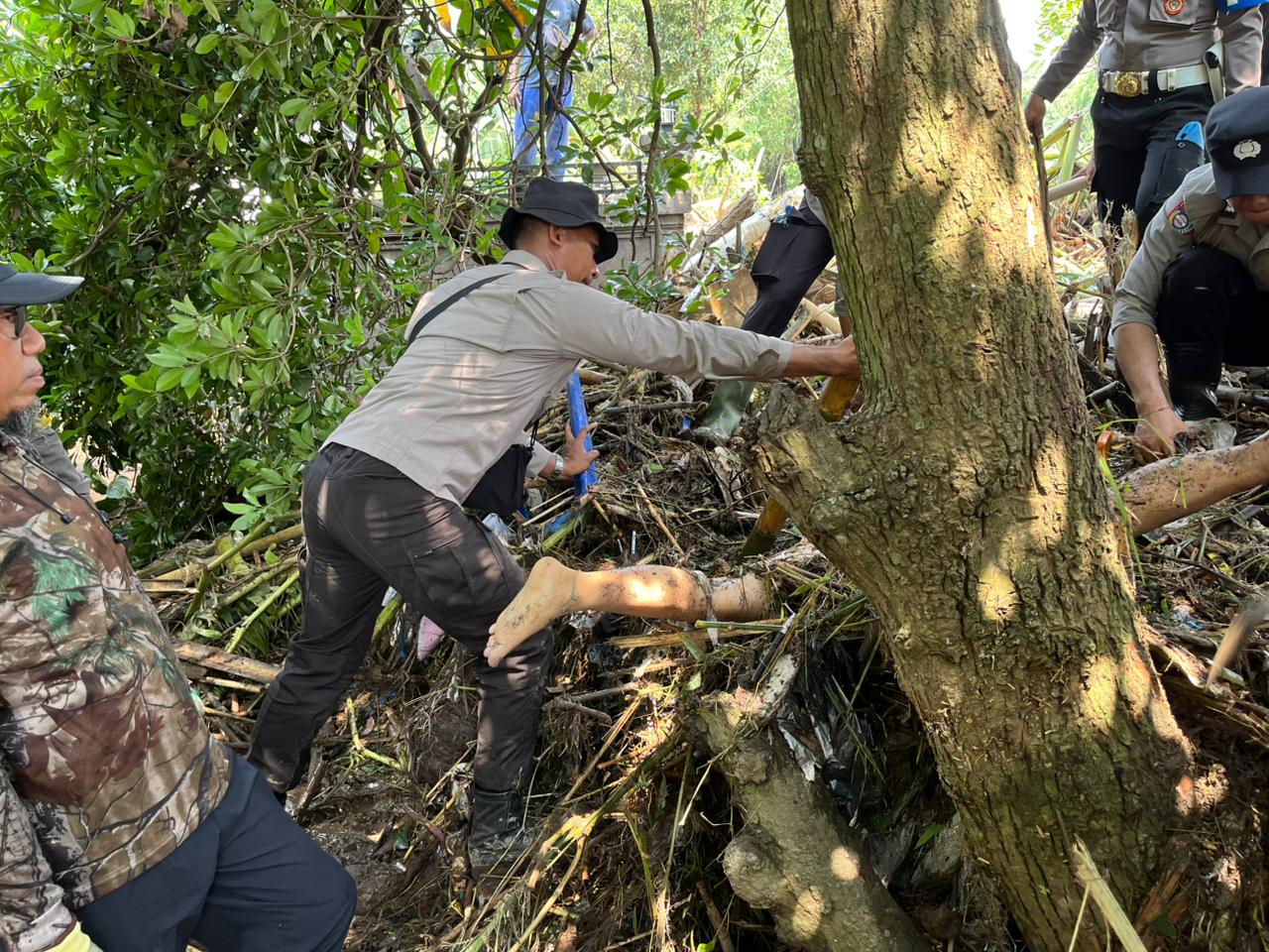 Proses evakuasi jenazah dampak banjir bandang di Desa Banjar, Buleleng
