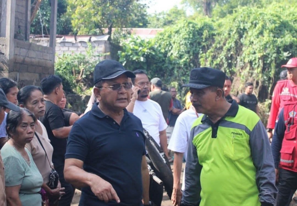 Bupati Buleleng Nyoman Sutjidra meninjau lokasi banjir bandang di Desa Banjar, Buleleng
