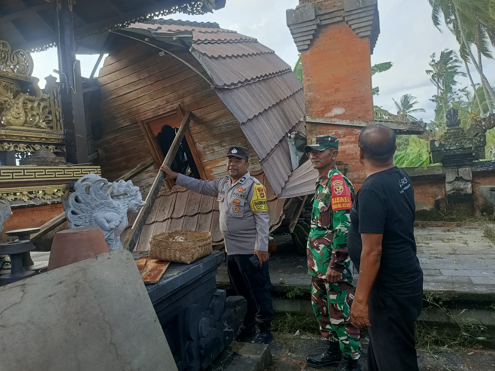 Palinggih jineng di Pura Panti Pasek Gelgel, Dusun Abuan Kangin, Desa Abuan, Kecamatan Susut, roboh, Kamis (5/3/2026).
