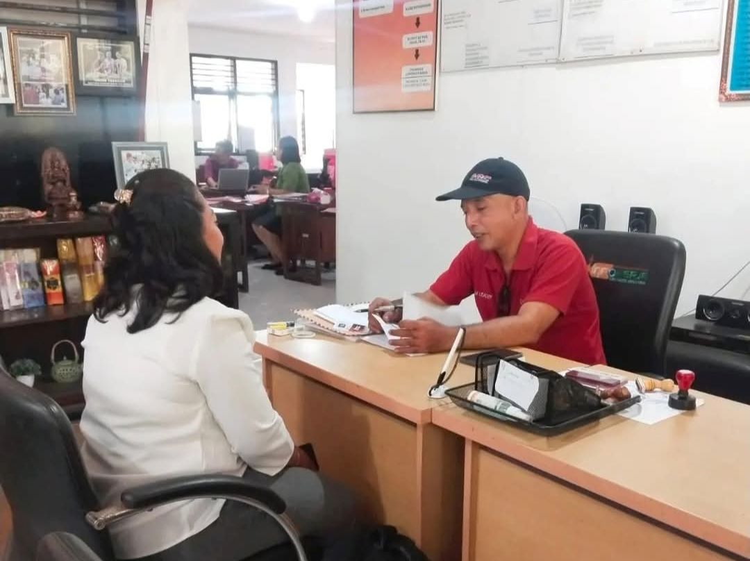 Warga Tabanan mengakses informasi lapangan kerja di luar negeri.