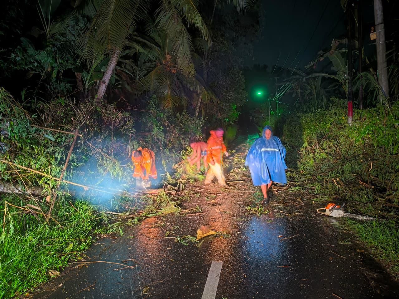Petugas BPBD Jembrana saat melakukan asssesment usai cuaca ekstrem yang terjadi dibeberapa wilayah di Kabupaten Jembrana, Kamis (5/3/2026).