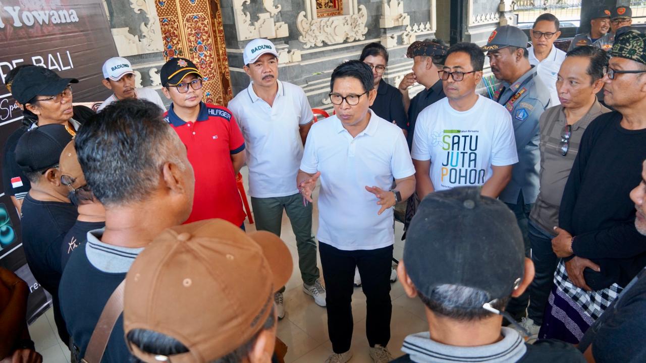 Bupati Adi Arnawa meninjau Aksi Percepatan Pengelolaan Sampah Berbasis Sumber di Kecamatan Kuta Utara, Minggu (8/3).