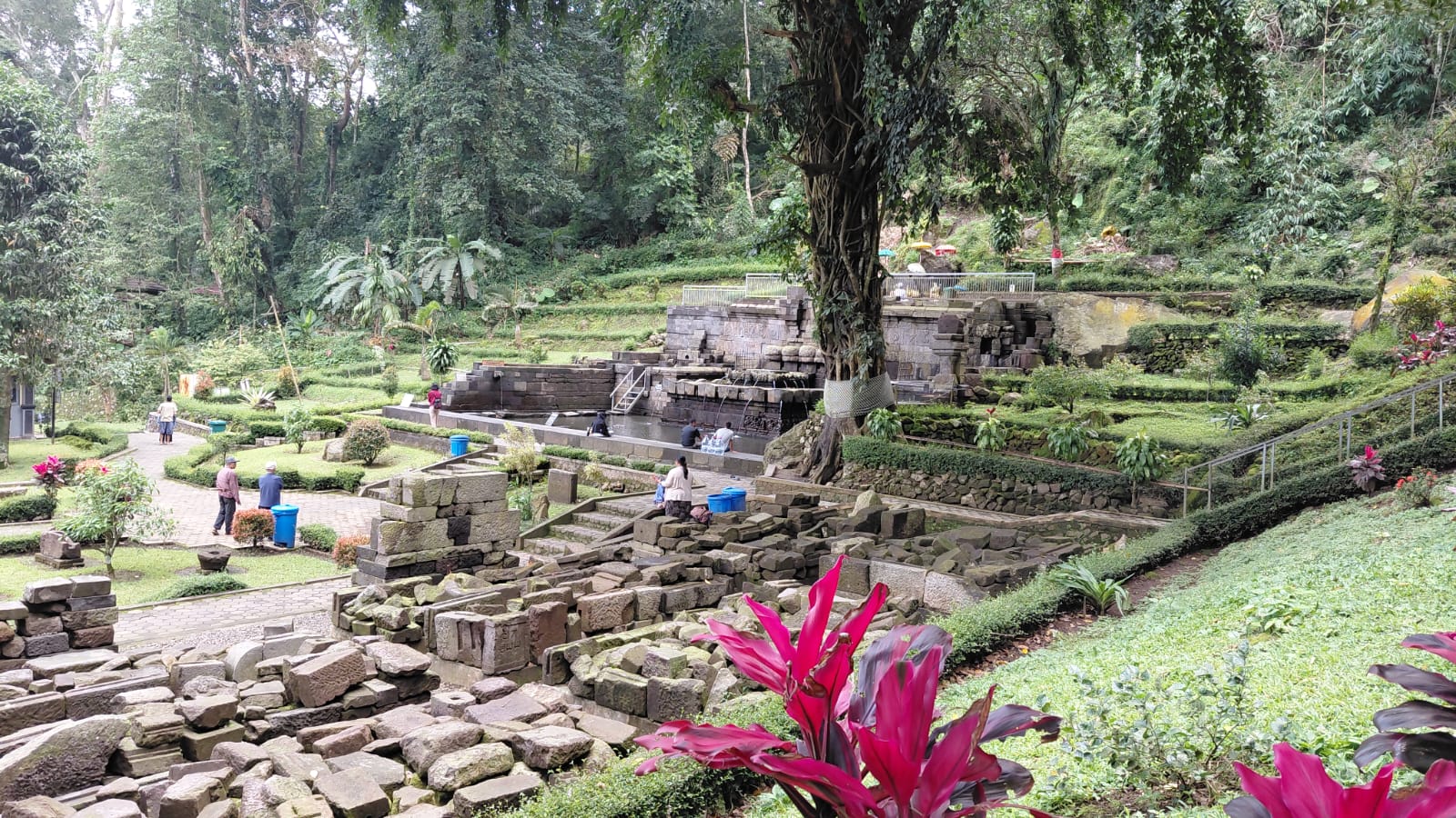 Kawasan Petirtan Jolotundo, Mojokerto-Jawa Timur yang kawasan hutannya masih terjaga