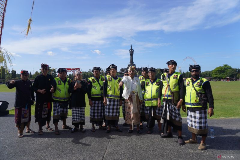 Ketua FKUB Bali Ida Penglingsir Putra Sukahet bahas aturan malam Takbiran jika bertepatan Hari Raya Nyepi bersama pacalang, Denpasar, Sabtu (7/3/2026).