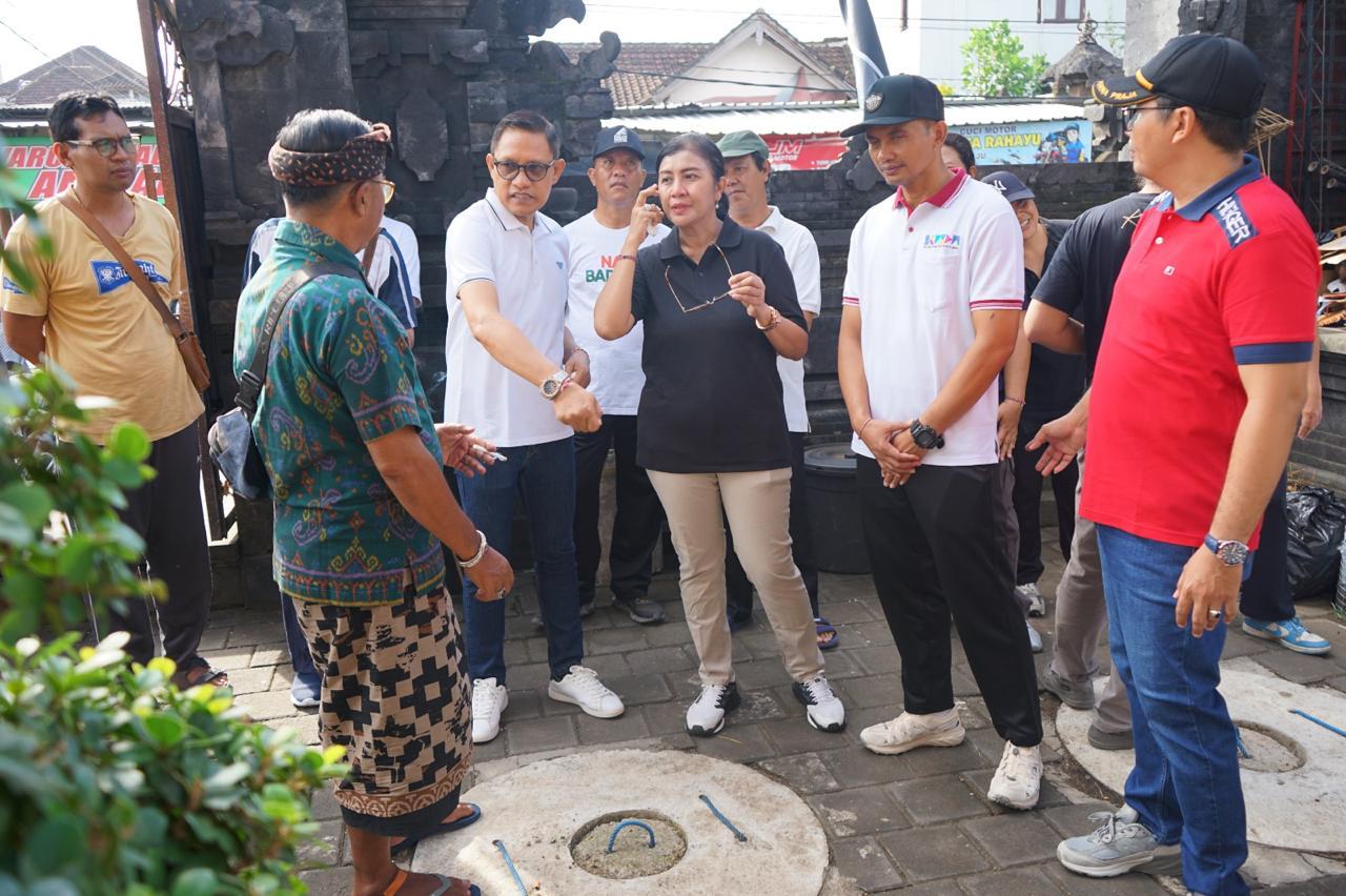 Plt Kepala DLHK Badung Made Rai Warastuthi saat aksi percepatan pengelolaan sampah berbasis sumber di Banjar Tegal Permai, Kerobokan Kaja, Kuta Utara, Minggu (8/3).