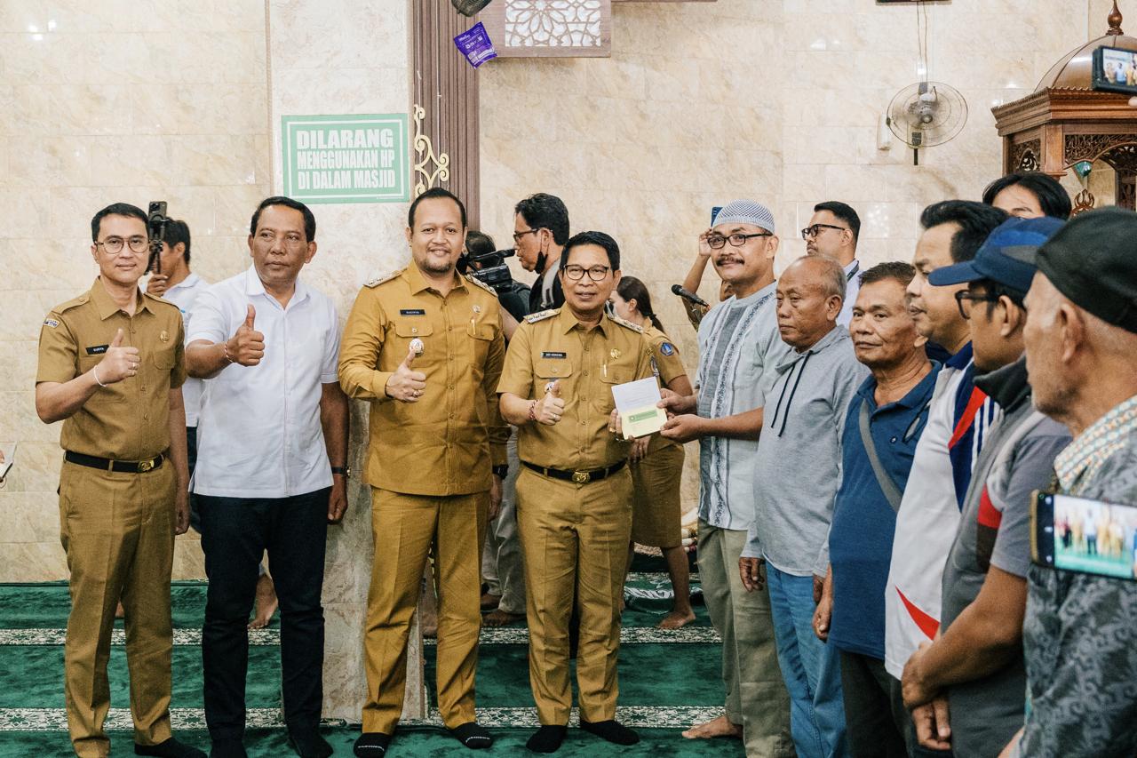 Bupati Adi Arnawa bersama Wabup Bagus Alit Sucipta secara simbolis menyerahkan Bantuan Sosial keagamaan sebesar Rp 2 Juta per KK, di Musholla Nurul Hikmah, Banjar Kwanji, Desa Dalung, Kuta Utara.