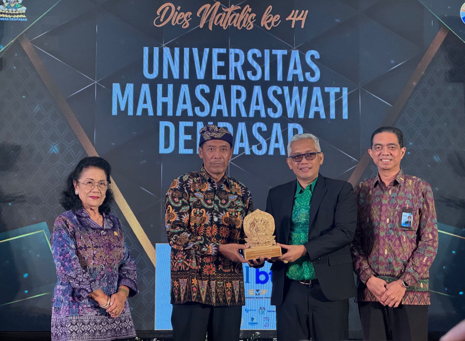 HUT: Universitas Mahasaraswati Denpasar (Unmas Denpasar) menyelenggarakan Acara Puncak Dies Natalis ke-44 yang berlangsung meriah dan penuh makna di Auditorium Saraswati Denpasar, Minggu (8/3)