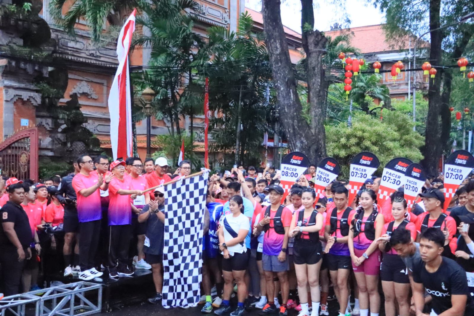 pembukaan Denpasar Run In Love yang secara resmi dilepas oleh Gubernur Bali Wayan Koster, didampingi Walikota Denpasar I Gusti Ngurah Jaya Negara, Sabtu (14/2)