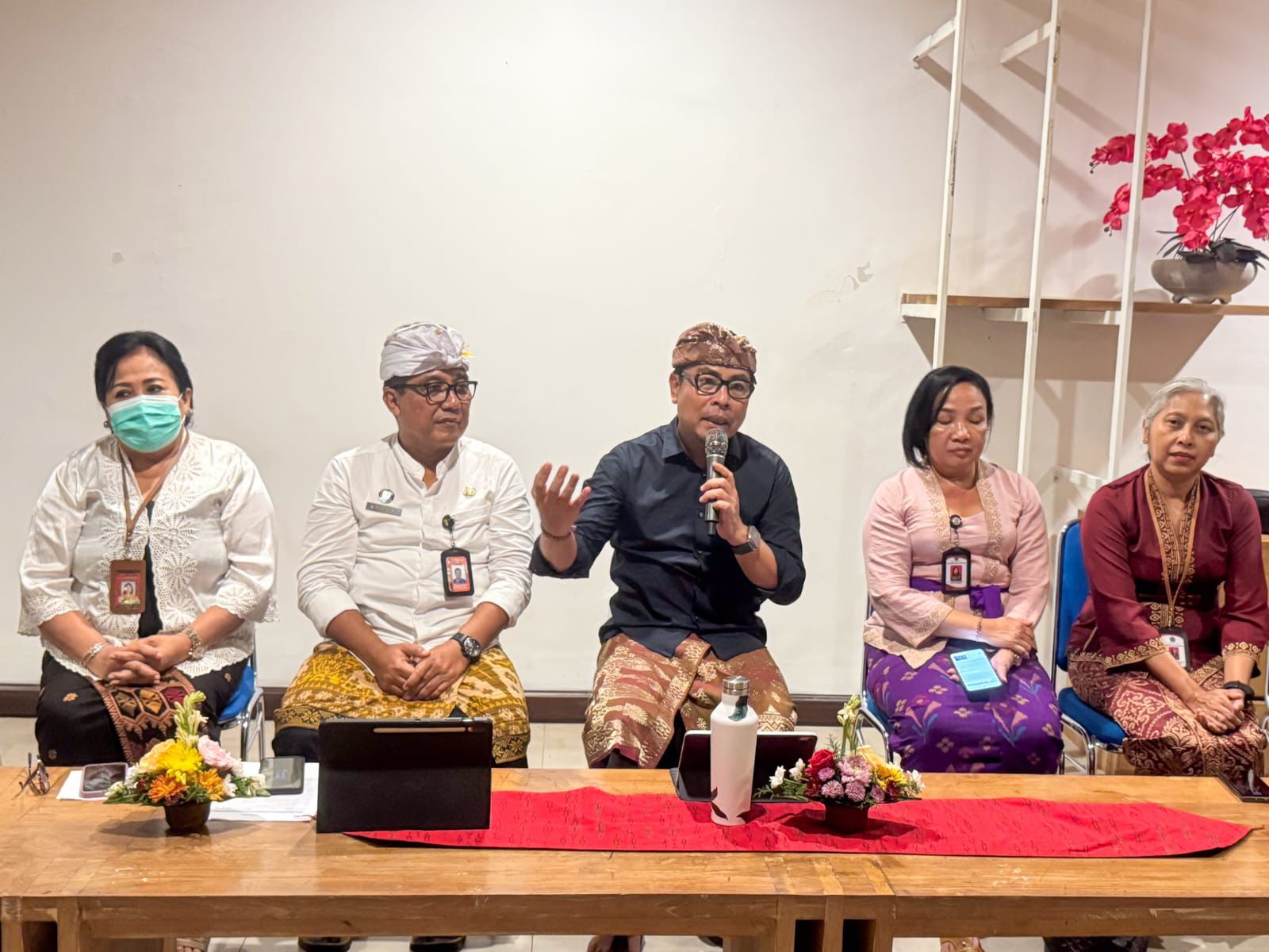 Ket foto : Wakil Walikota Denpasar, I Kadek Agus Arya Wibawa bersama Kadis Kominfos Kota Denpasar, I Gde Wirakusuma Wahyudi saat melaksanakan Jumpa Pers DTIK Festival Tahun 2026 di Dharma Negara Alaya