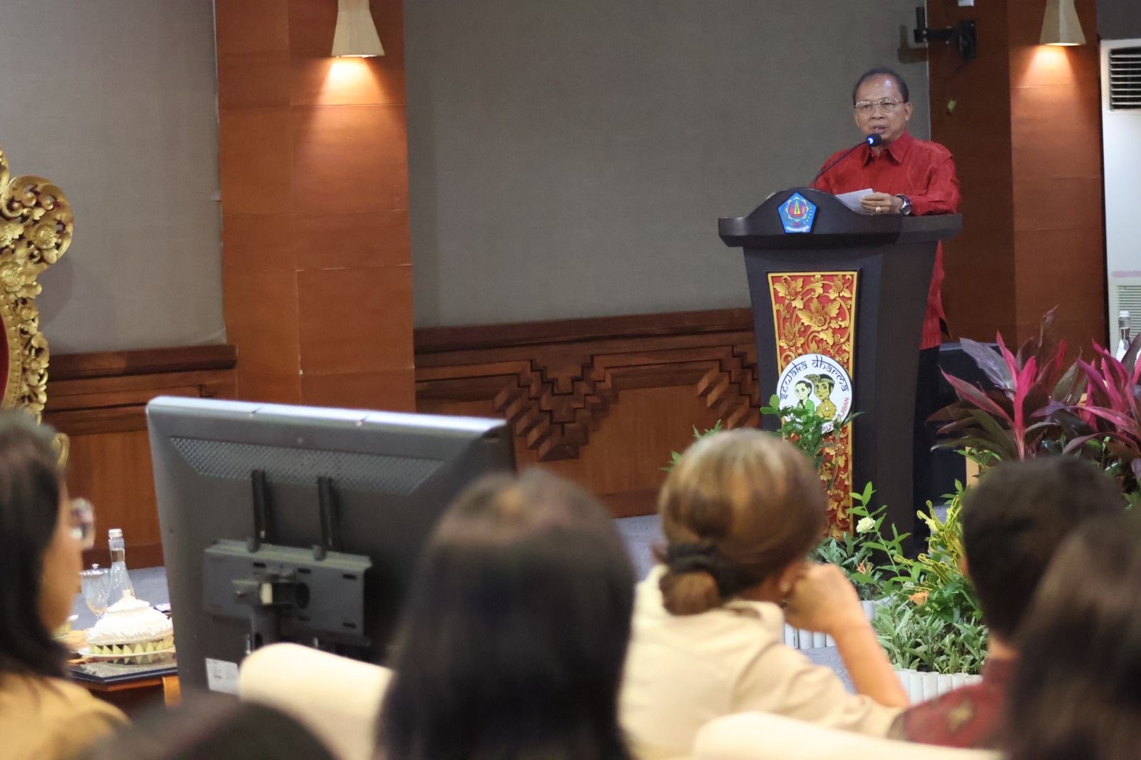 PERCEPAT: Pertemuan dengan para kepala desa dan lurah se-Kota Denpasar yang digelar di Gedung Sewaka Dharma, Lumintang, Denpasar, Senin (9/3)