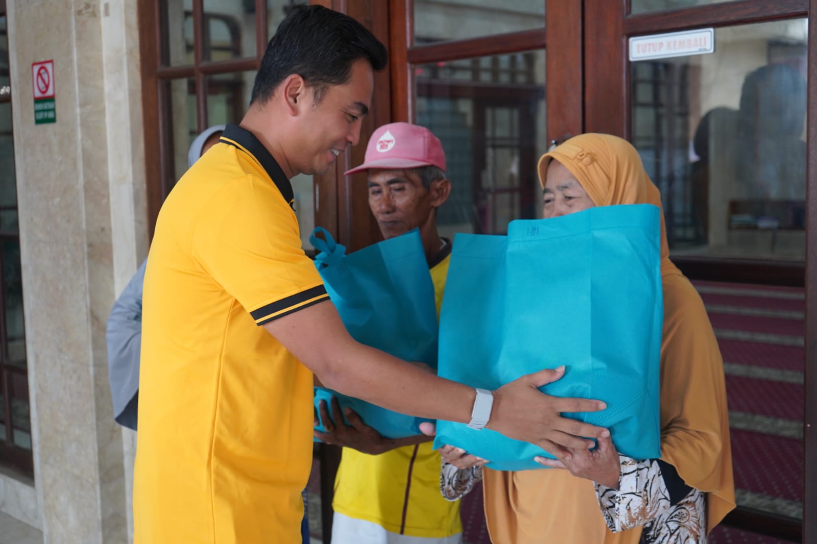 BANSOS : Polres Gianyar salurkan bansos dalam kegiatan Minggu Kasih.