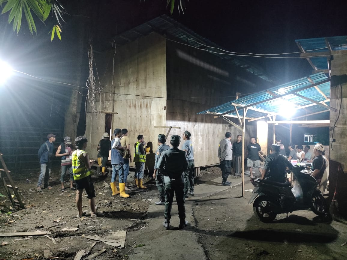 SIDAK : Sidak penduduk pendatang di Desa Sayan, Ubud, Minggu (8/3) malam.