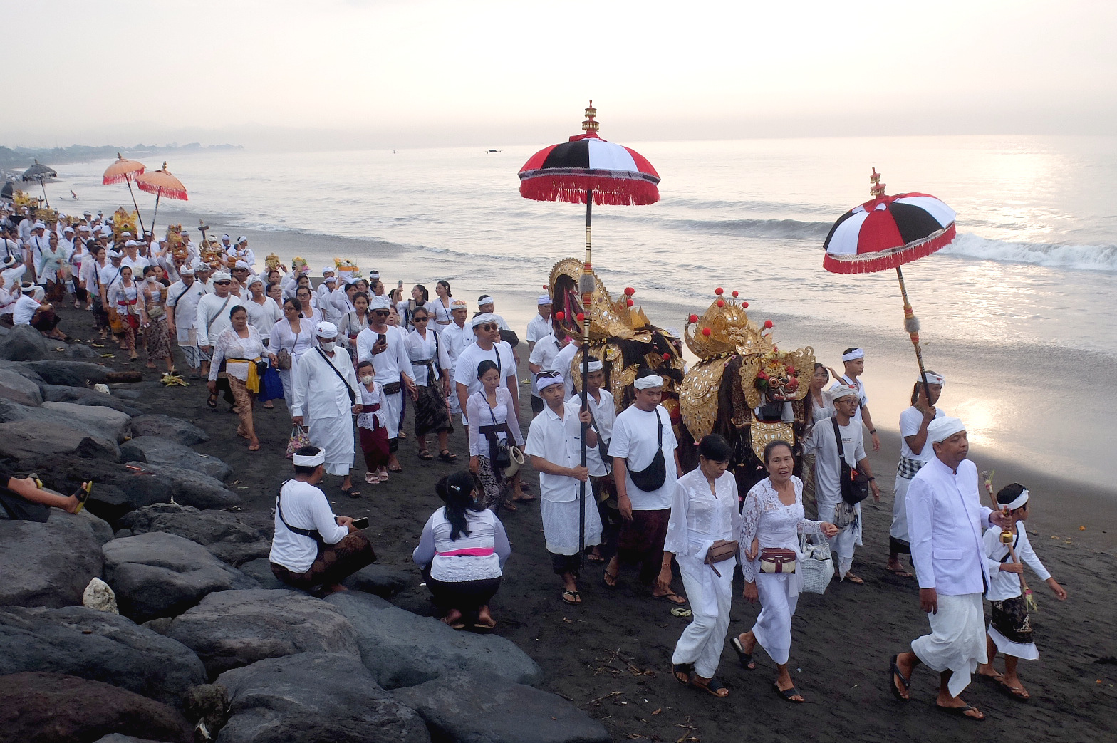 Prosesi Melasti yang merupakan serangkaian perayaan Hari Raya Nyepi di Kota Denpasar.