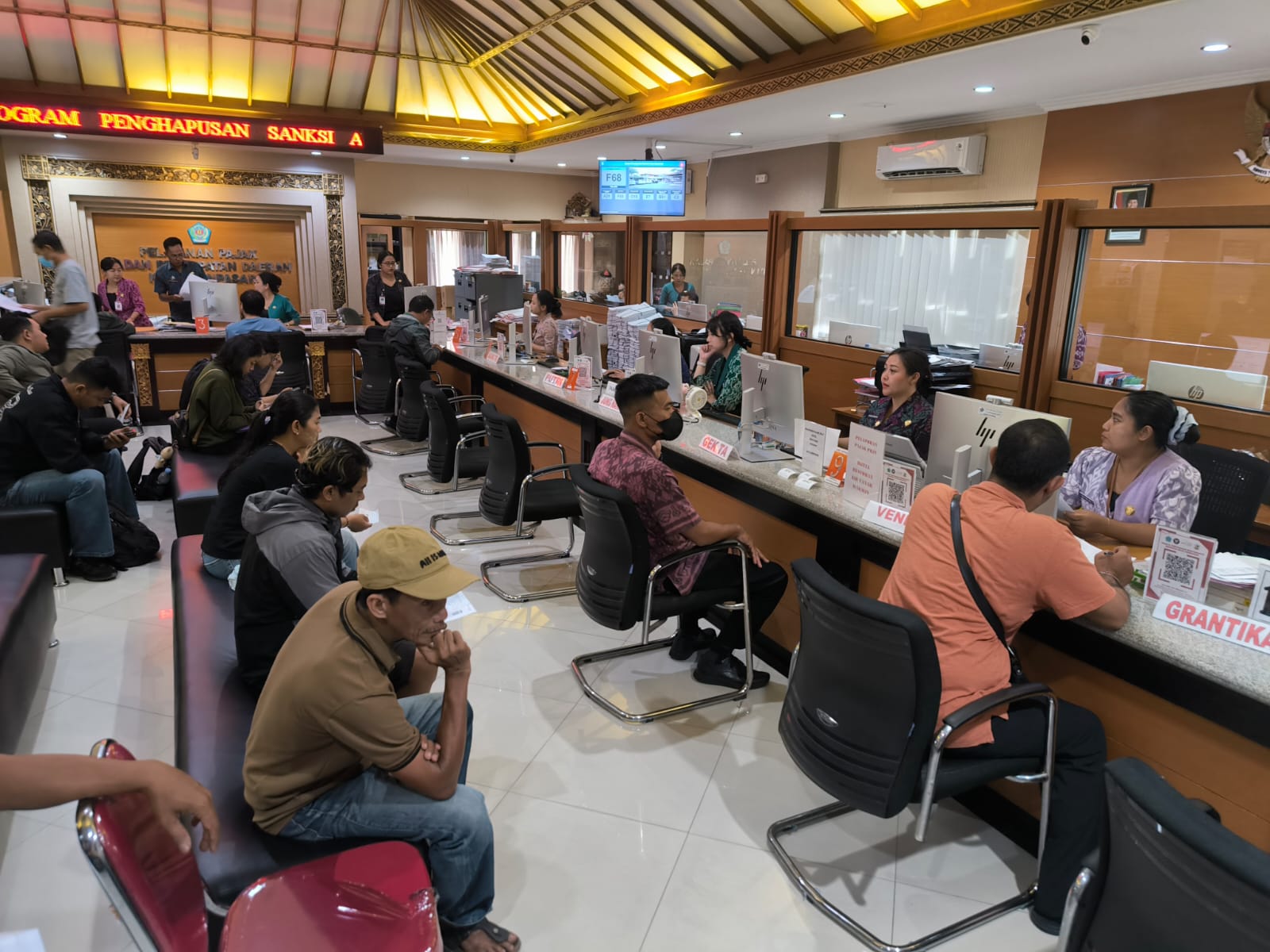 Antrean pengurusan pajak di Kota Denpasar.