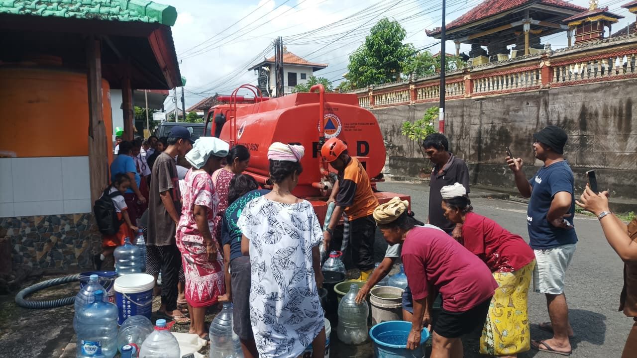 Penyaluran air bersih di Desa Banjar Tegeha, Buleleng, Senin (9/3/2026).  &nbsp;