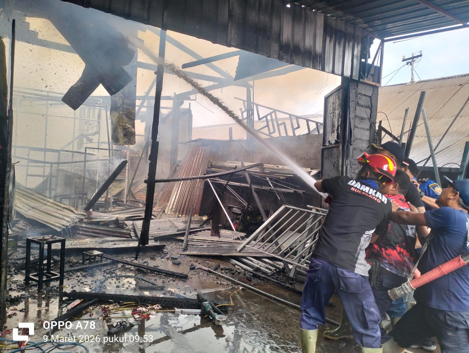 Pemadaman api di lokasi kebakaran oleh Damkar Buleleng di Desa Bubunan, Kecamatan Seririt, Buleleng, Senin (9/3/2026).