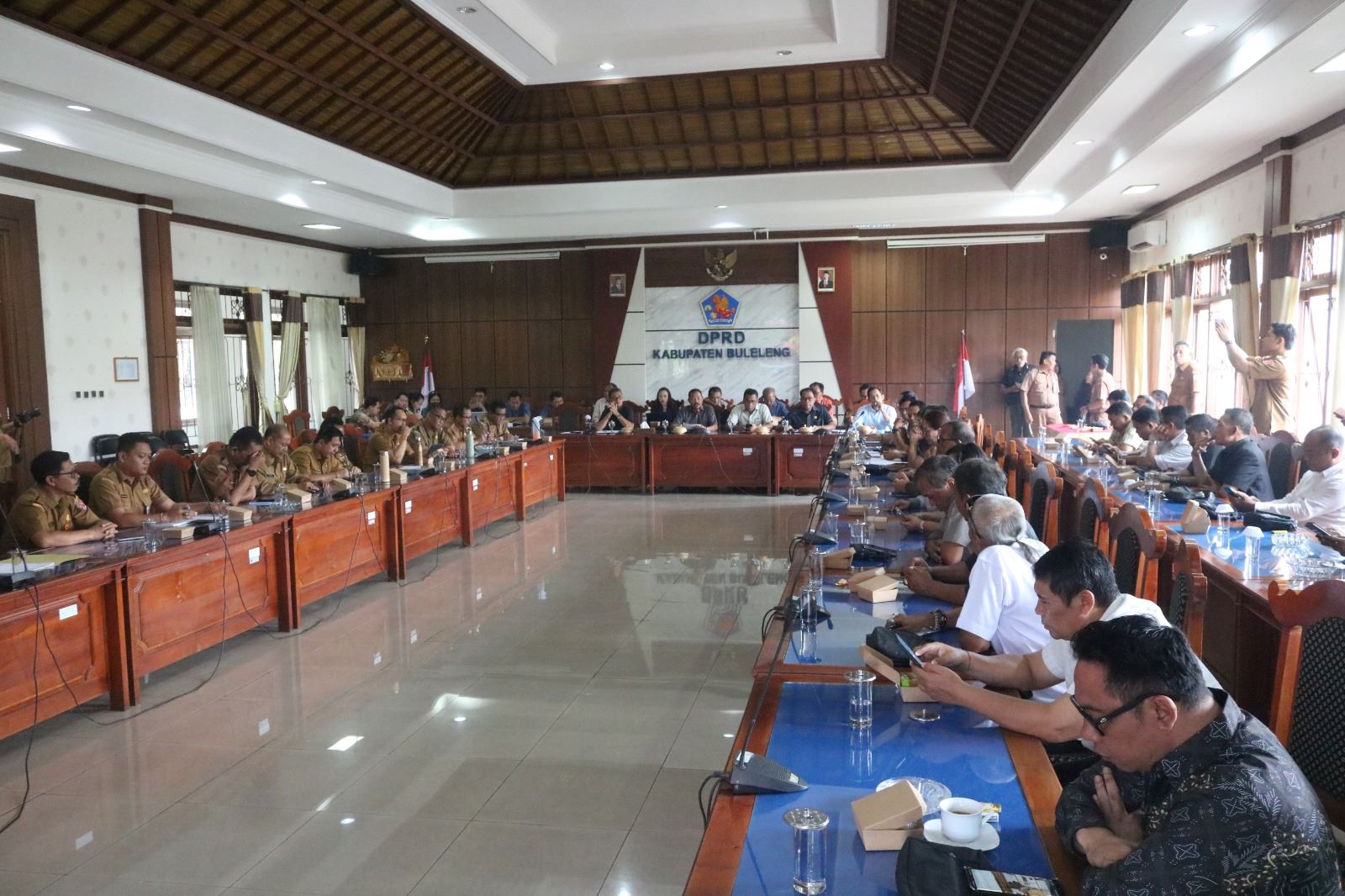 Rapat pembahasan penetapan ranperda di GPRD Buleleng, Senin (9/3/2026). (Humas DPRD Buleleng)  &nbsp;