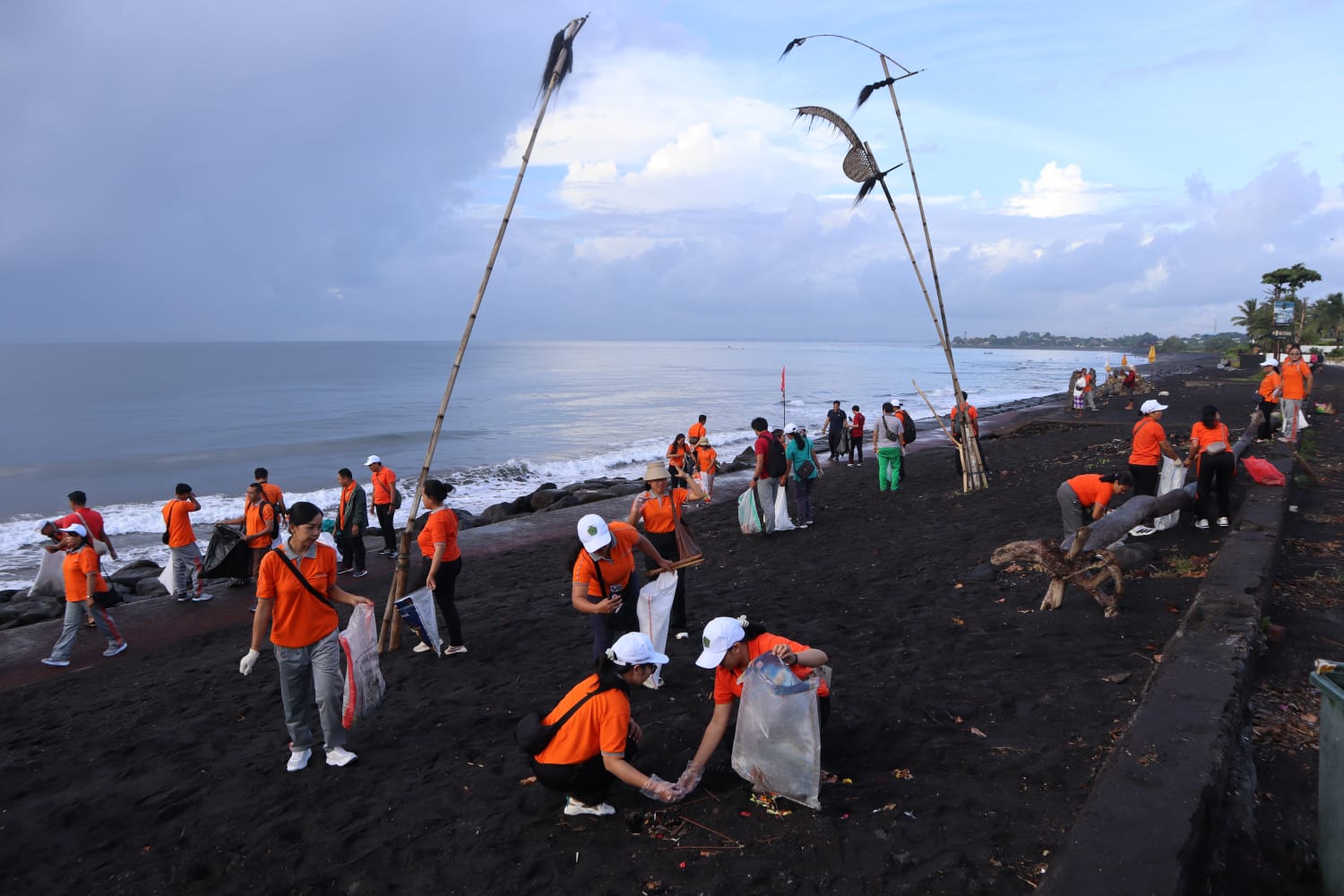 BERSIH-BERSIH : Bersih-bersih pantai di Pantai Purnama oleh Urusan Agama Hindu Kemenag Gianyar, Rabu (11/3).