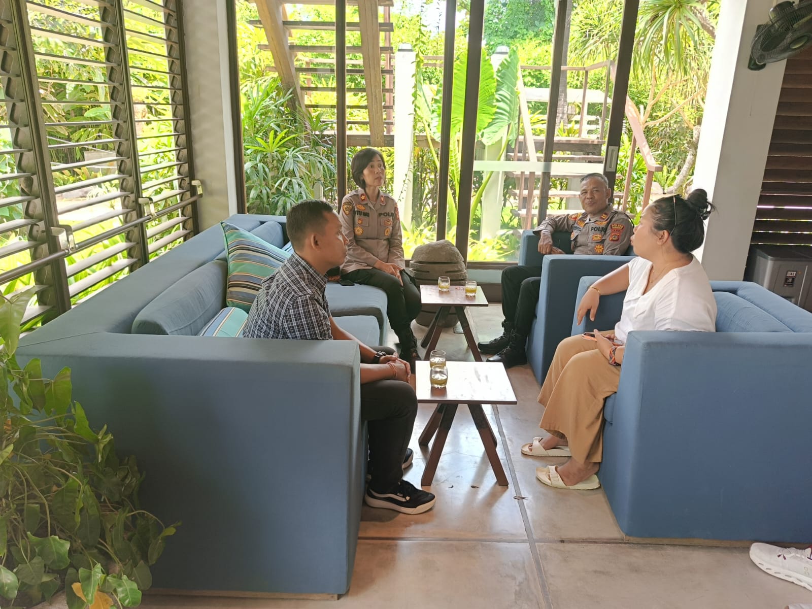 DIALOG : Kapolsek Blahbatuh lakukan patroli dialogis ke pengelola akomodasi wisata.
