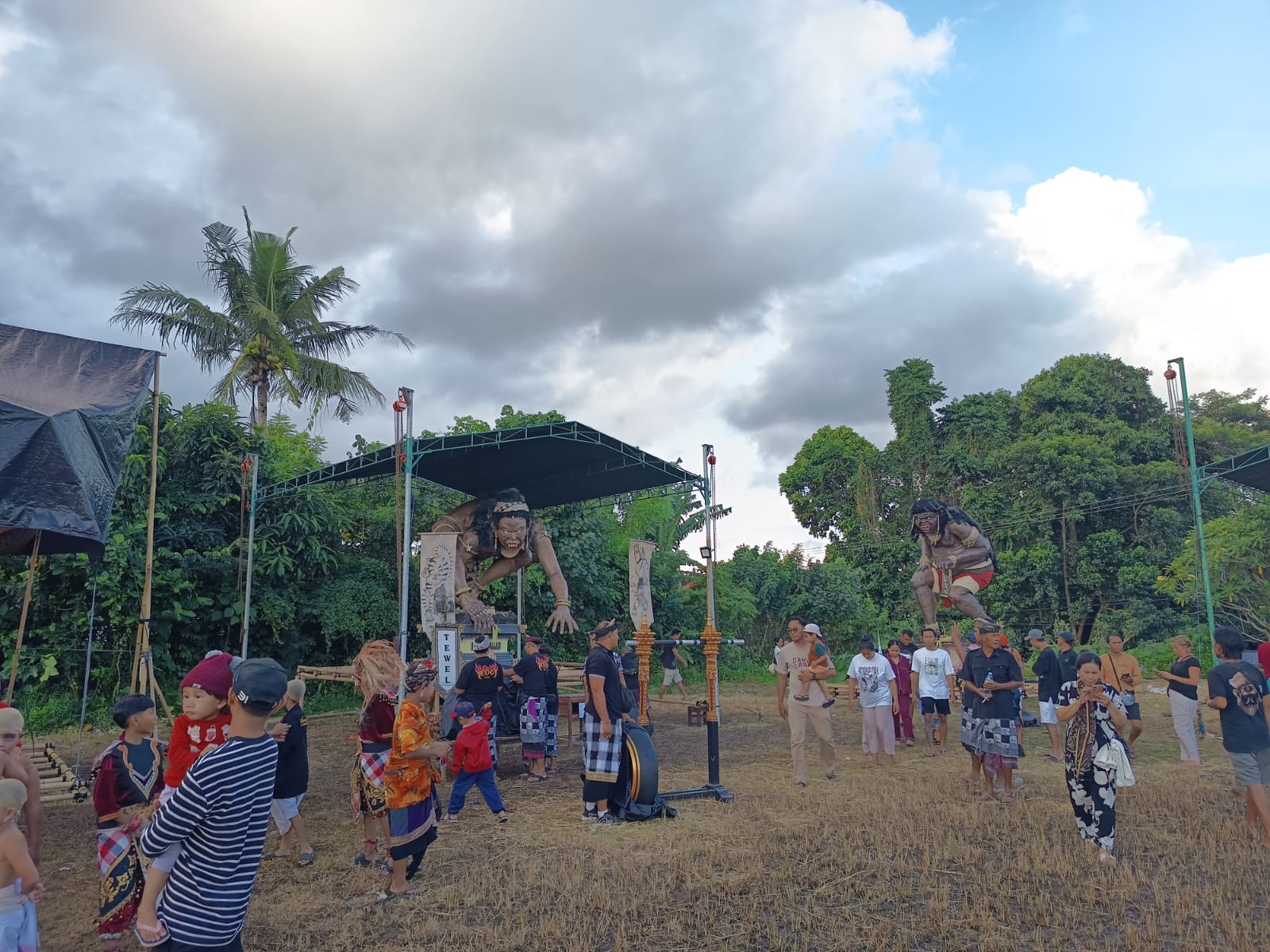 PAWAI : Persiapan pawai ogoh-ogoh di Desa Singakerta, Ubud, Gianyar, Rabu (11/3).