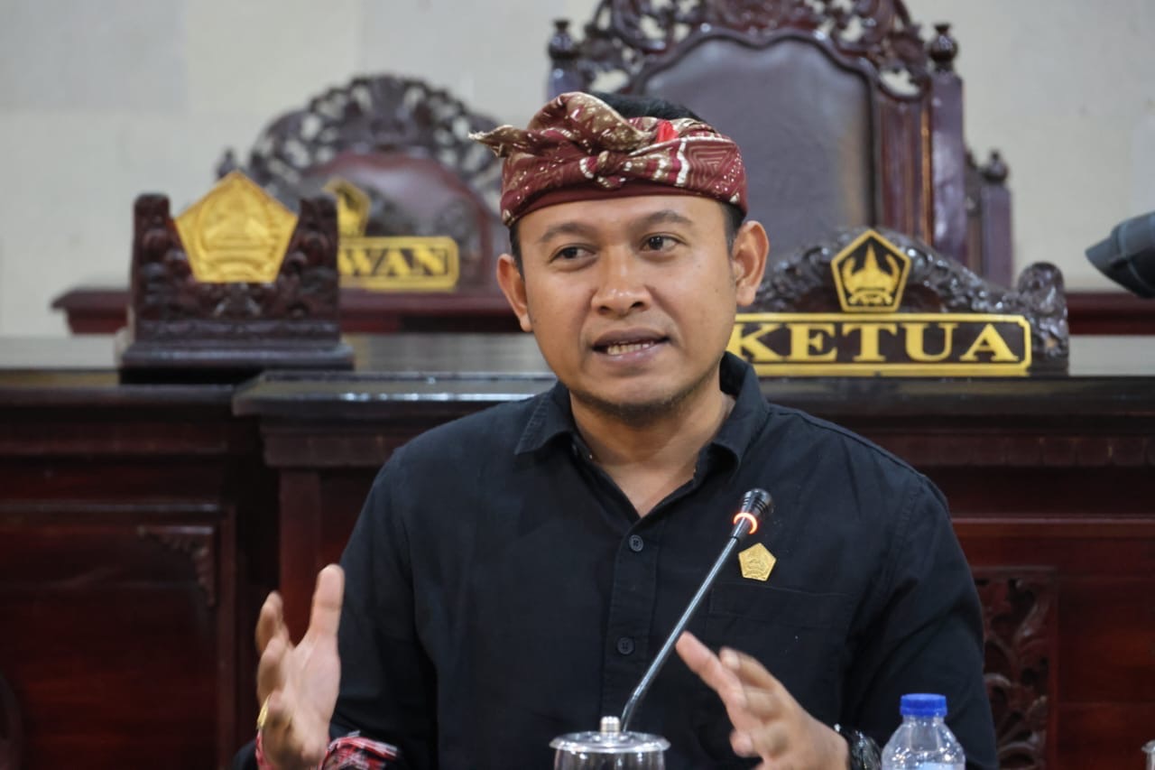 TANGGAPAN: Ketua Fraksi PDI Perjuangan DPRD Tabanan, I Putu Eka Putra Nurcahyadi