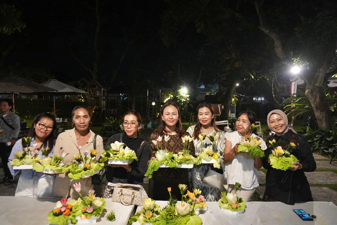 Ketua GOW Kabupaten Badung, Nyonya Yunita Alit Sucipta saat hadiri Pelatihan Garnish dan Fruit Carving bagi komunitas muslimah di wilayah Desa Dalung di Bamboo Coffee, Selasa (10/3).