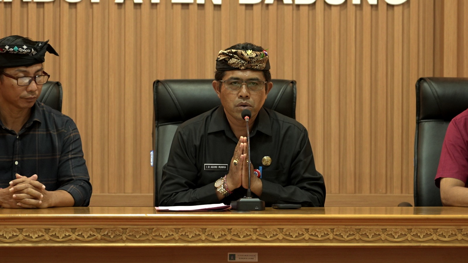 Ketua Panitia Badung Caka Fest, IDa BAgus Agung Munika bersama dewan juri saat mengumumkan juara lomba ogoh-ogoh, Rabu (11/3).