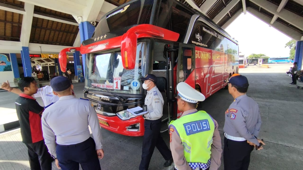 Petugas Dishub Badung saat melakukan pengawasan di Terminal Tipe A Mengwi, saat periode Mudik Lebaran sebelumnya.