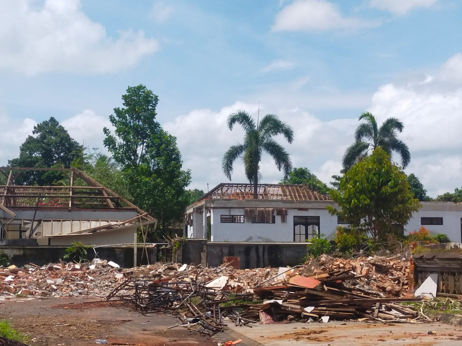 Sejumlah bangunan rumah dinas pejabat di belakang rumah jabatan bupati Bangli belum dibongkar, Selasa (10/3/2026). 