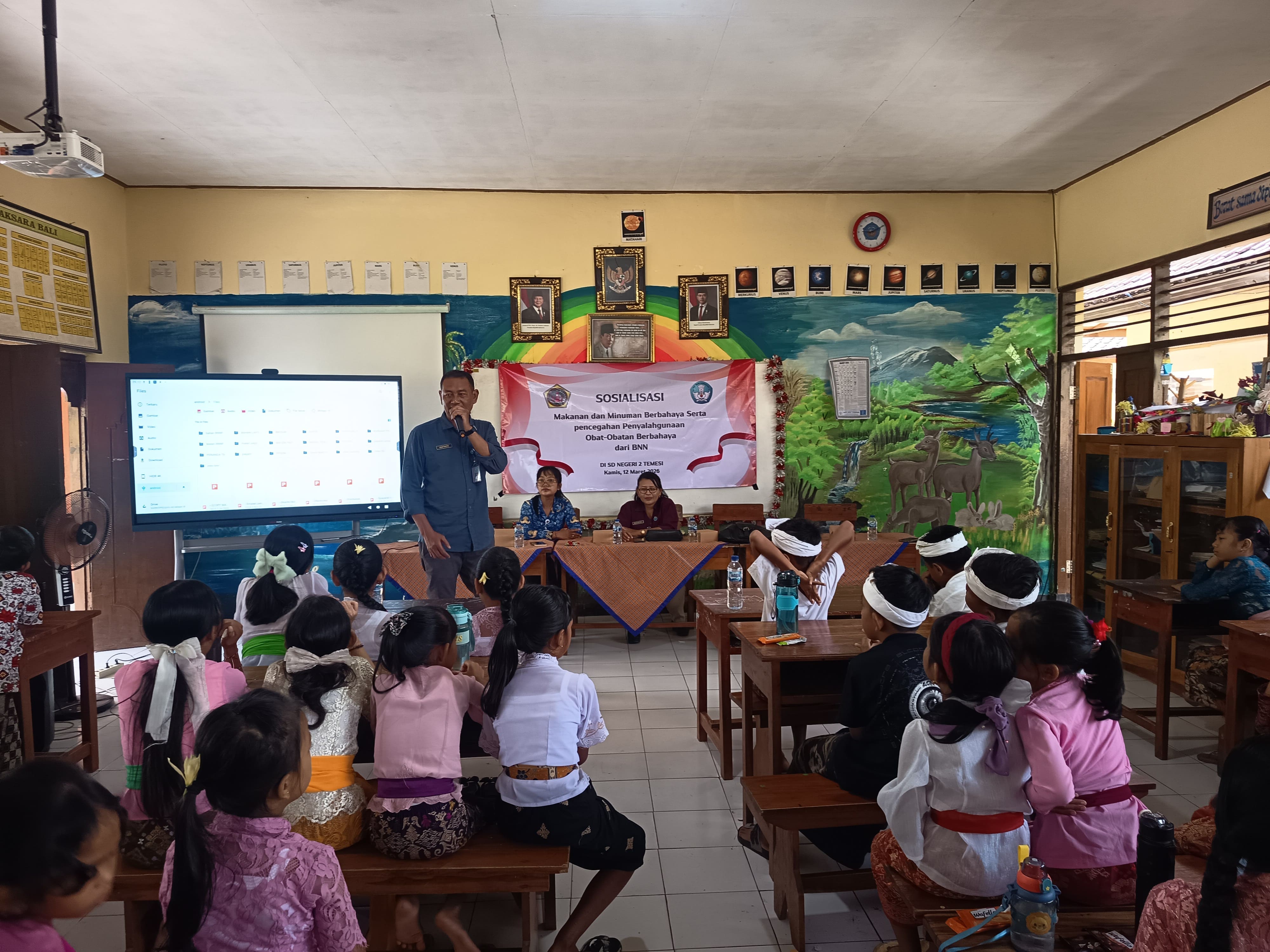 SOSIALISASI : Sosialisasi bahaya narkoba dari BNNK Gianyar kepada siswa SDN 2 Temesi. 