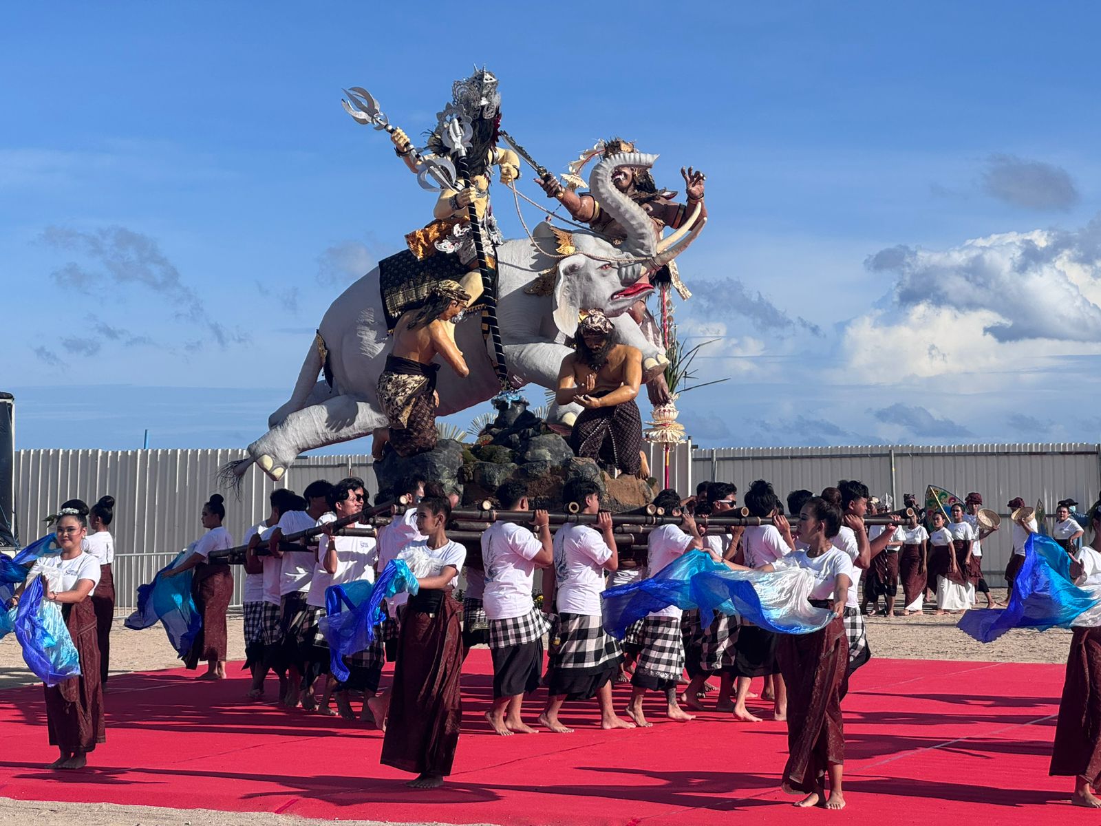 TAMPILAN: Sebanyak 20 ogoh-ogoh karya pemuda dari berbagai banjar di kawasan Sanur tampil dalam Festival Sanur Metangi 2026 yang berlangsung di Sanur, Denpasar, Kamis (12/3)