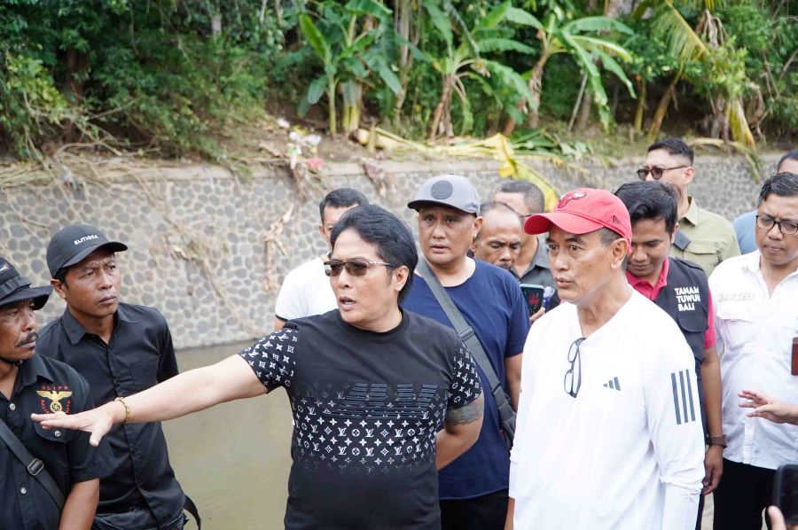 Kunjungan Wakil Gubernur Bali, Giri Prasta ke lokasi bencana banjir di Desa Banjar, Buleleng, Rabu (11/3/2026).