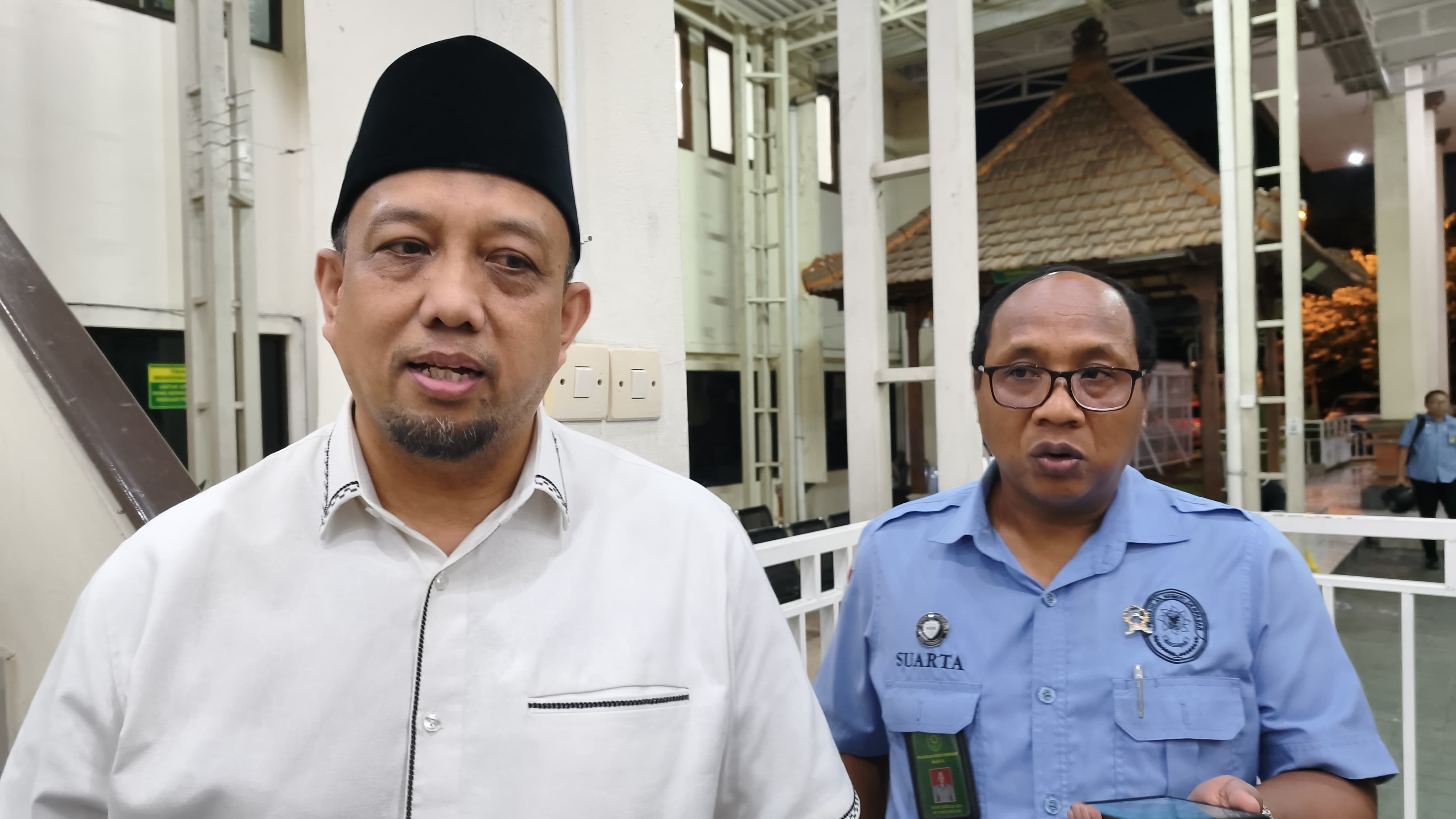 Ketua PN Denpasar Iman Lukmanul hakim (kemeja putih) didampingi Jubir PN Denpasar Wayan Sunarta (seragam biru). (Bali Express/I Gede Paramasutha).