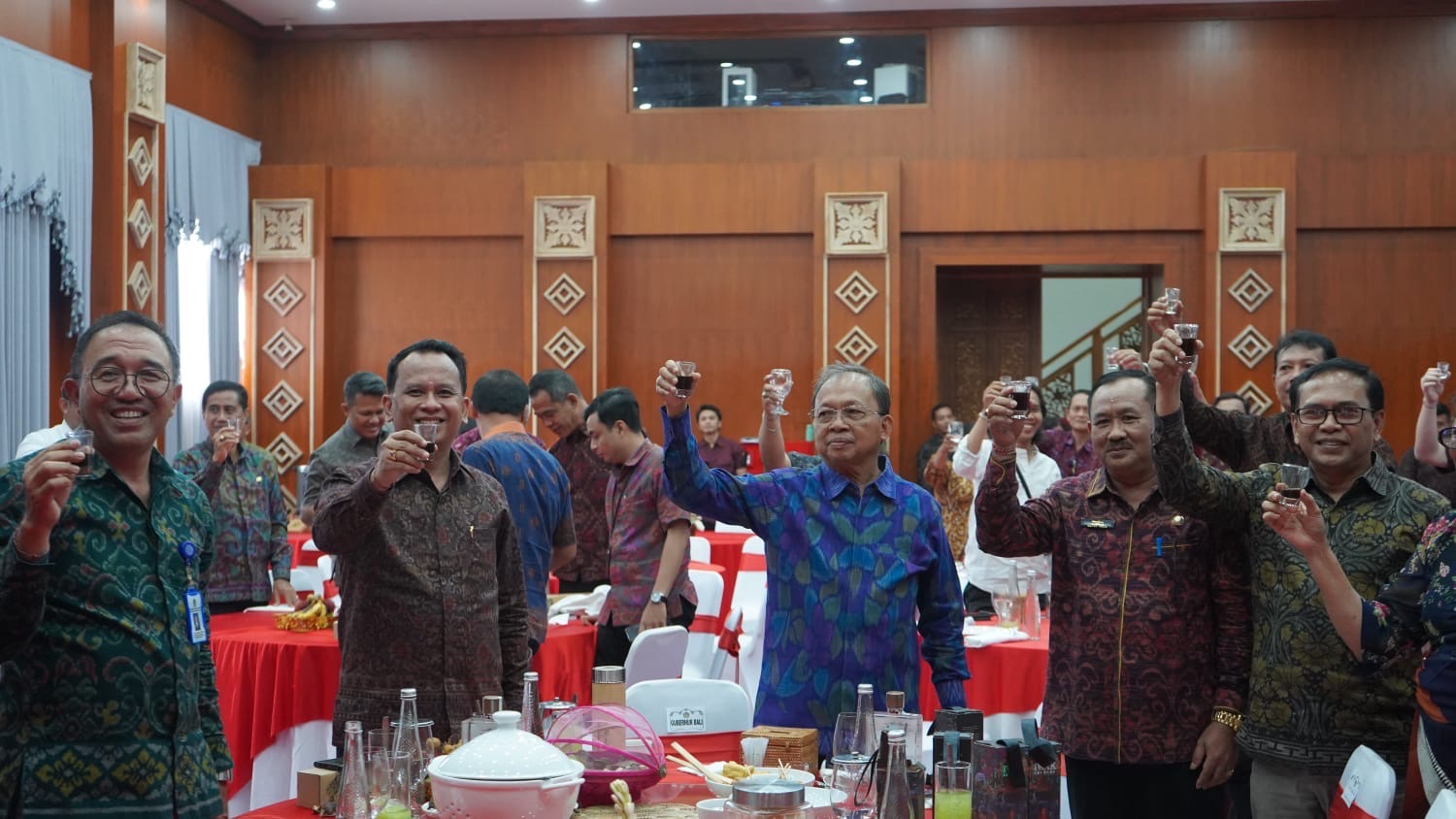 PENGGUNAAN AKSARA: Pertemuan dengan pelaku usaha dan koperasi Arak Bali di Gedung Kertha Sabha Jayasabha, Rabu (11/3) 